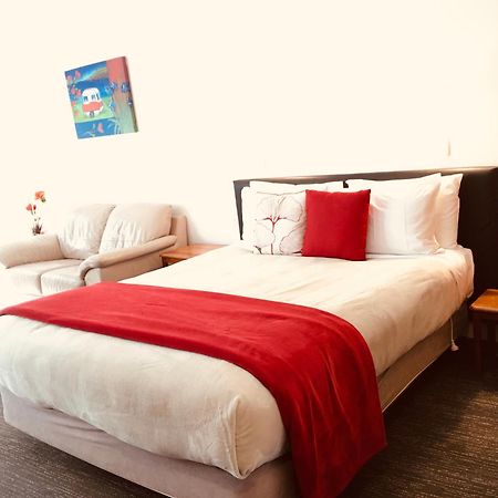 Cascades Lakefront Motel Taupo Exterior foto A bedroom at the hotel