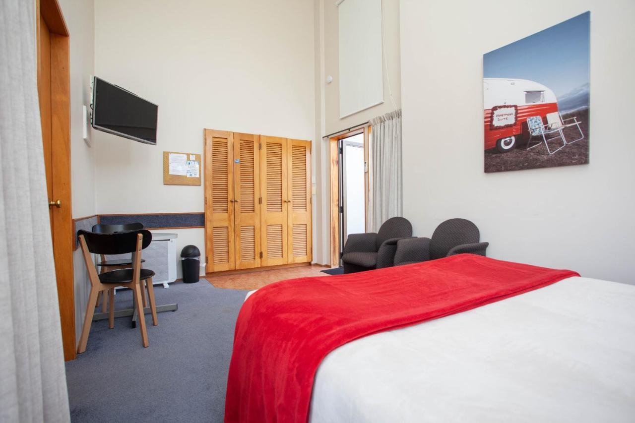 Cascades Lakefront Motel Taupo Exterior foto A typical studio apartment