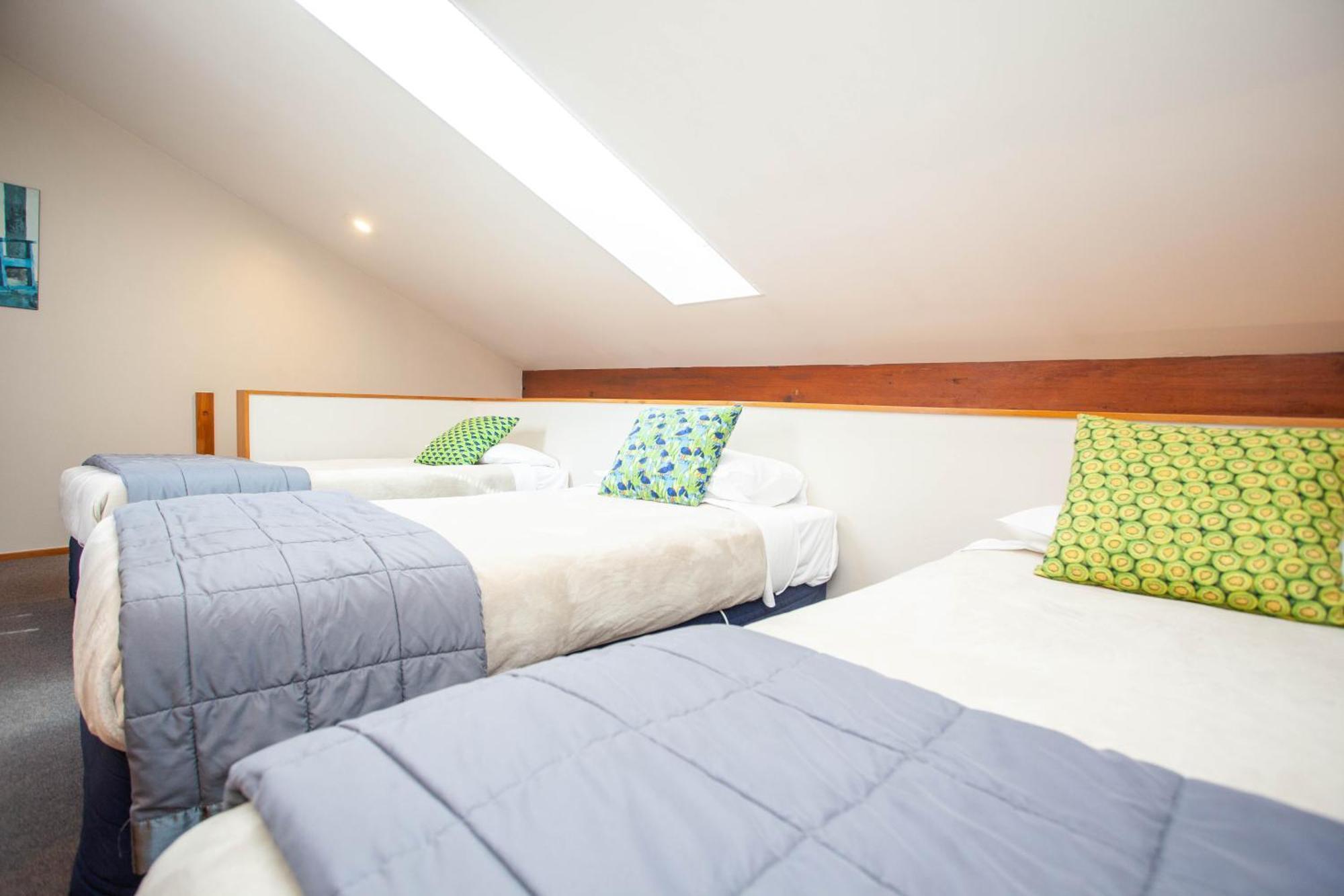 Cascades Lakefront Motel Taupo Quarto foto A room at the hotel