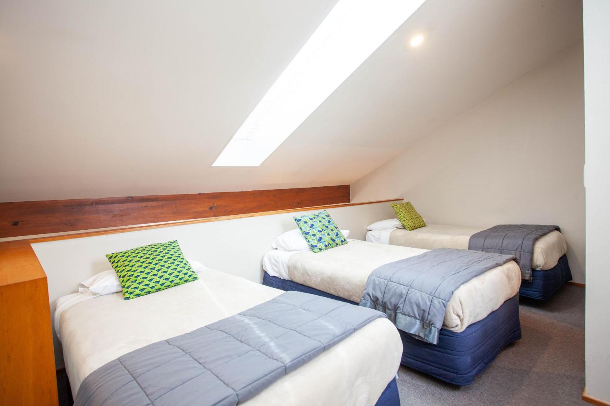 Cascades Lakefront Motel Taupo Quarto foto A typical bedroom in the Village