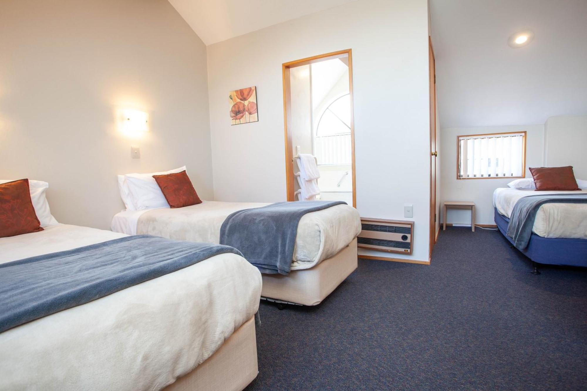 Cascades Lakefront Motel Taupo Quarto foto A typical motel room