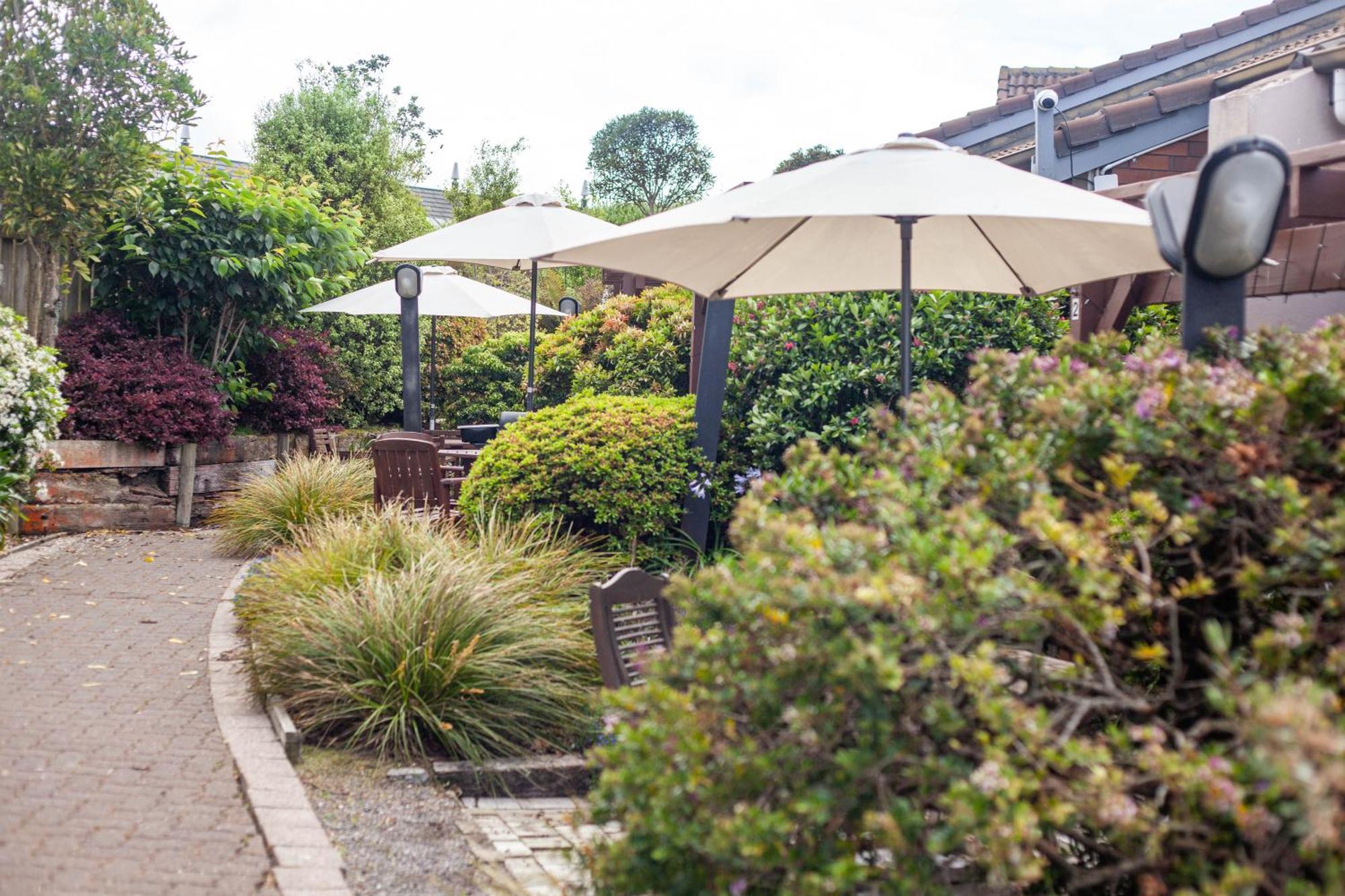Cascades Lakefront Motel Taupo Quarto foto The garden at The Old Red Lion