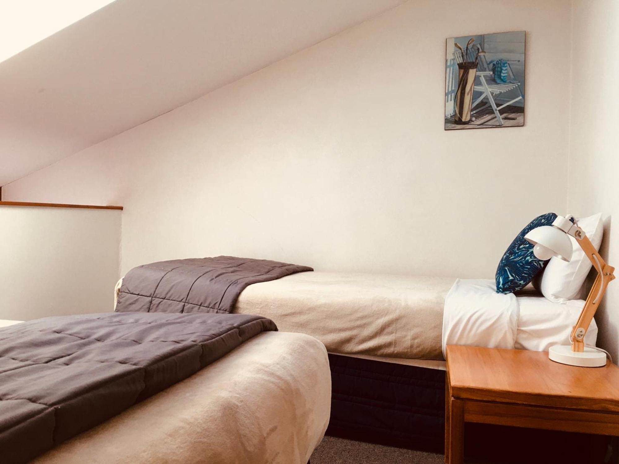 Cascades Lakefront Motel Taupo Exterior foto A bedroom at the hotel