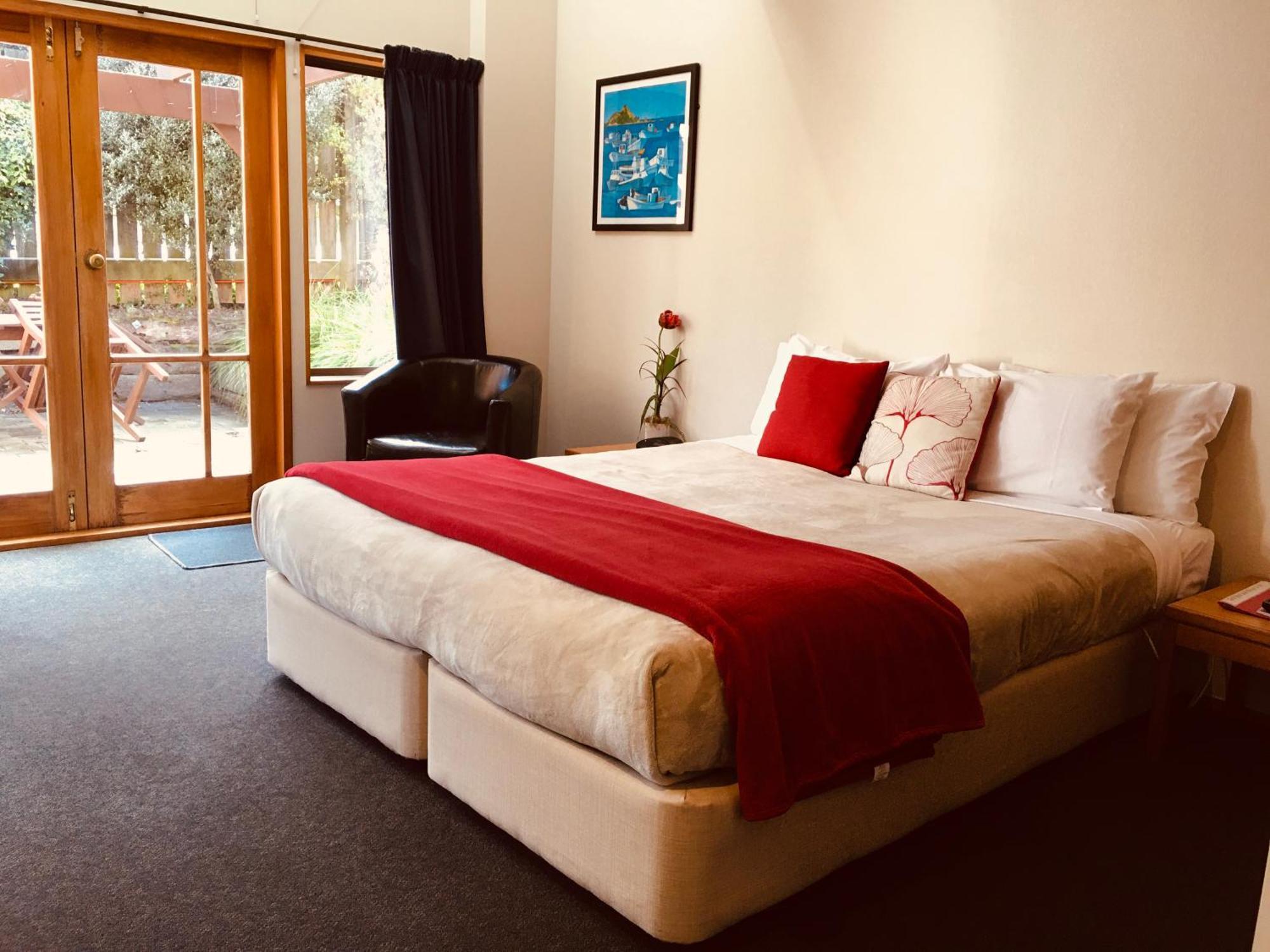 Cascades Lakefront Motel Taupo Exterior foto A room at the hotel