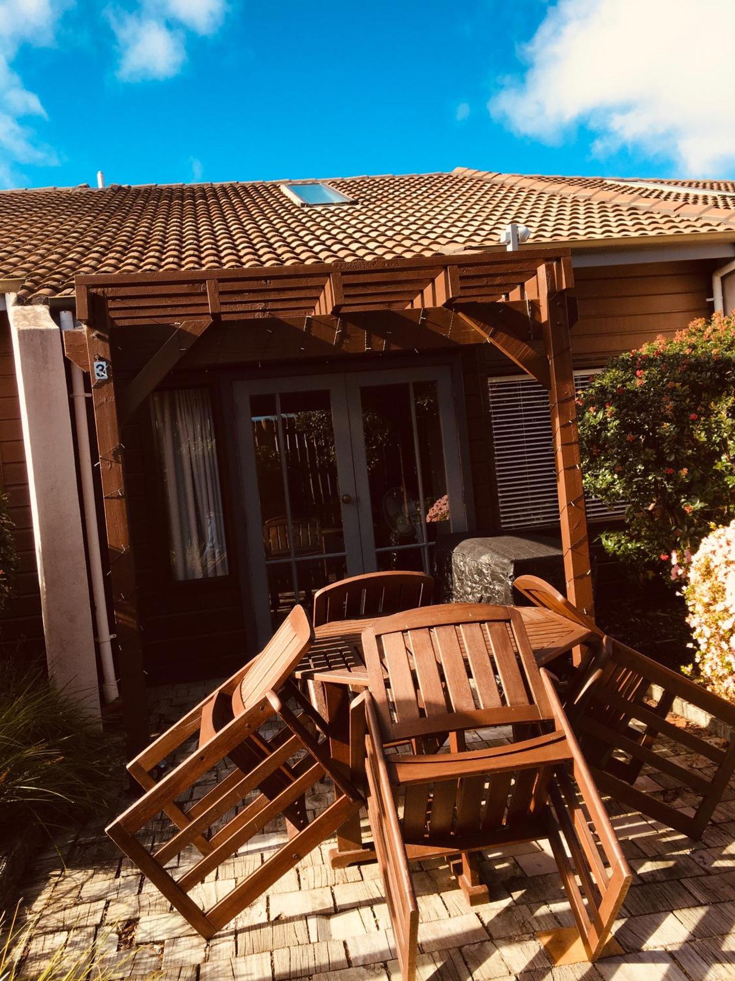 Cascades Lakefront Motel Taupo Exterior foto A pergola in Germany