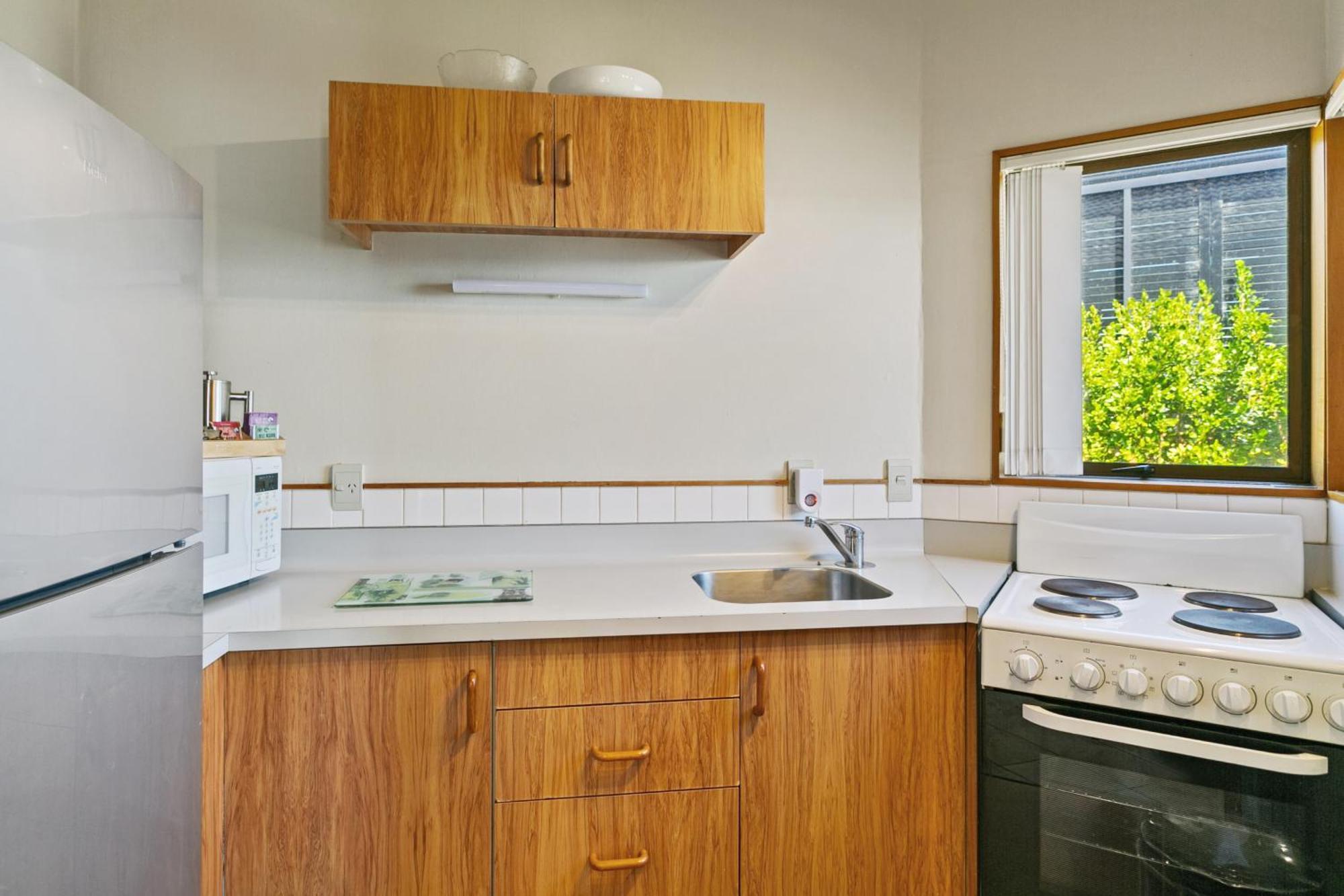 Cascades Lakefront Motel Taupo Exterior foto A kitchen in a student flat