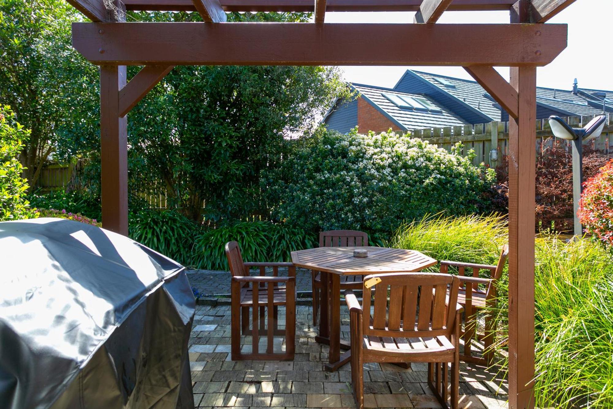 Cascades Lakefront Motel Taupo Exterior foto A pergola in a backyard