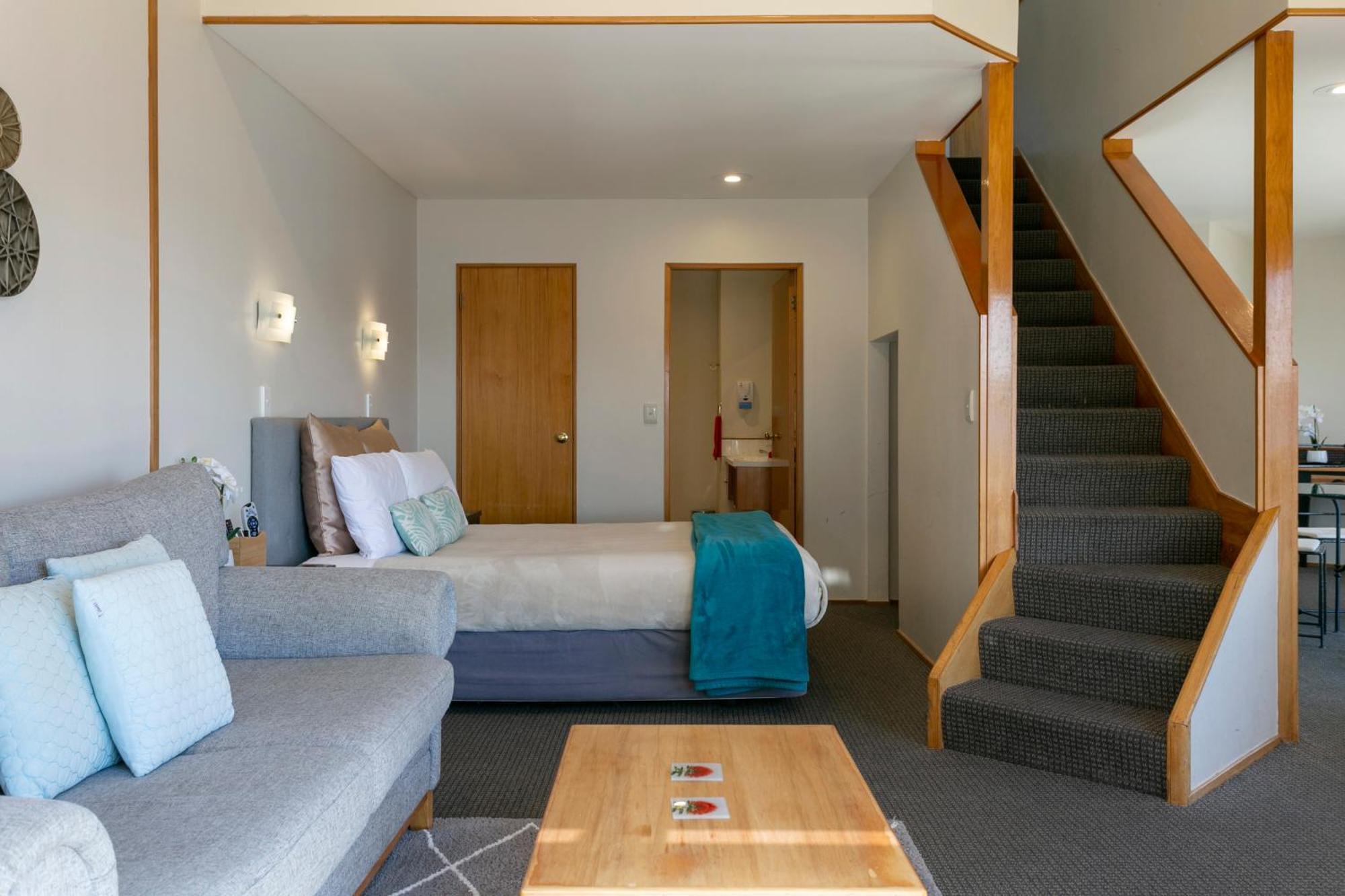 Cascades Lakefront Motel Taupo Exterior foto A suite at the hotel