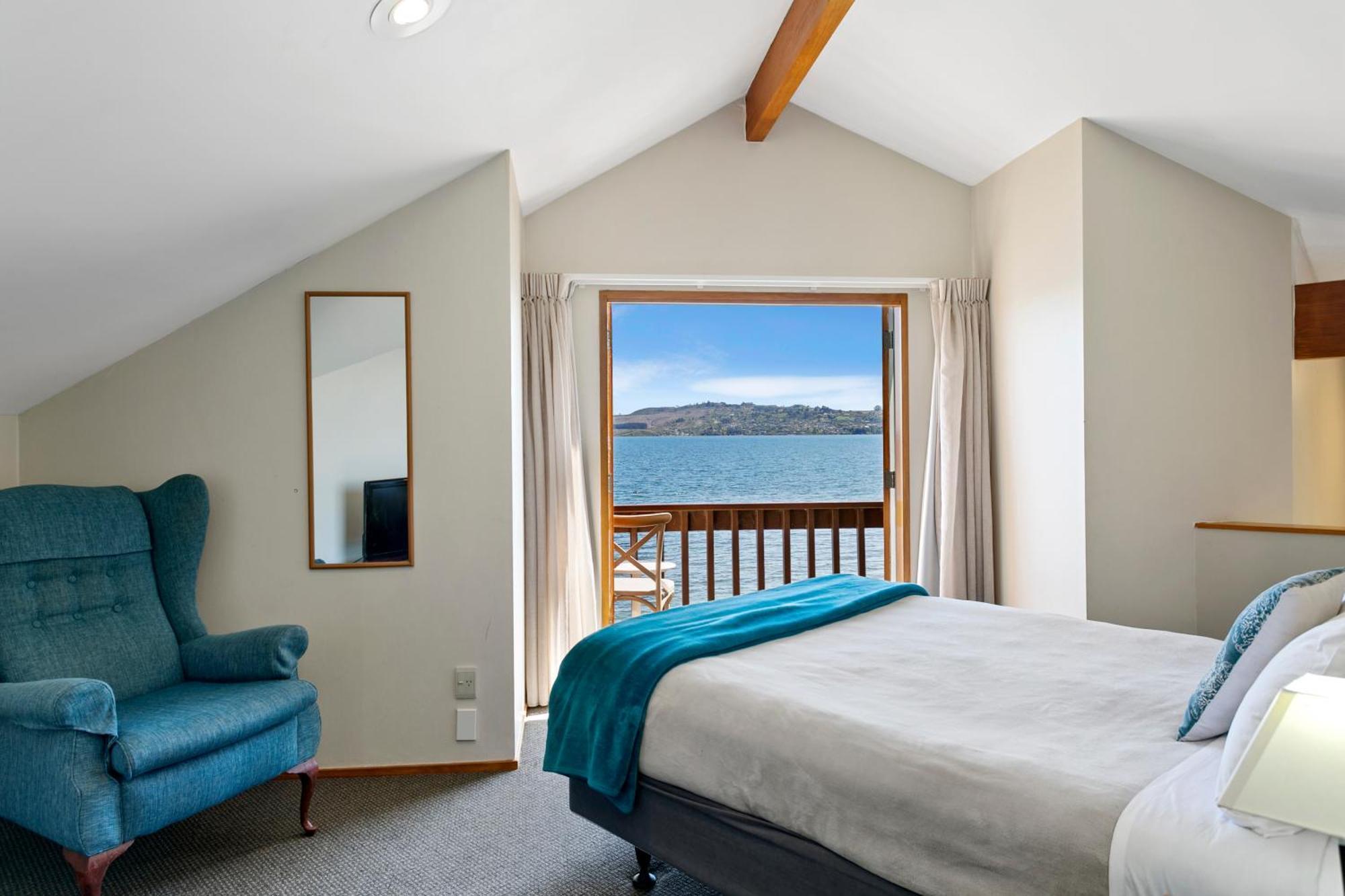 Cascades Lakefront Motel Taupo Exterior foto A bedroom at the hotel