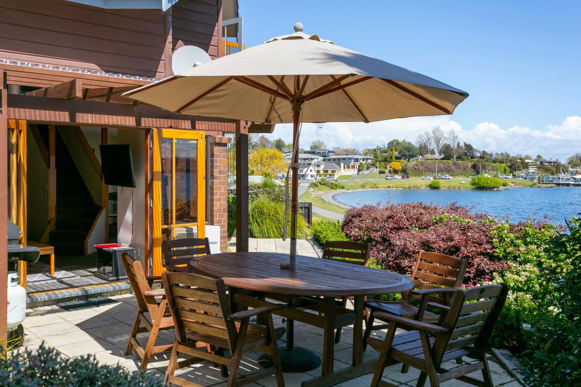 Cascades Lakefront Motel Taupo Exterior foto A patio umbrella