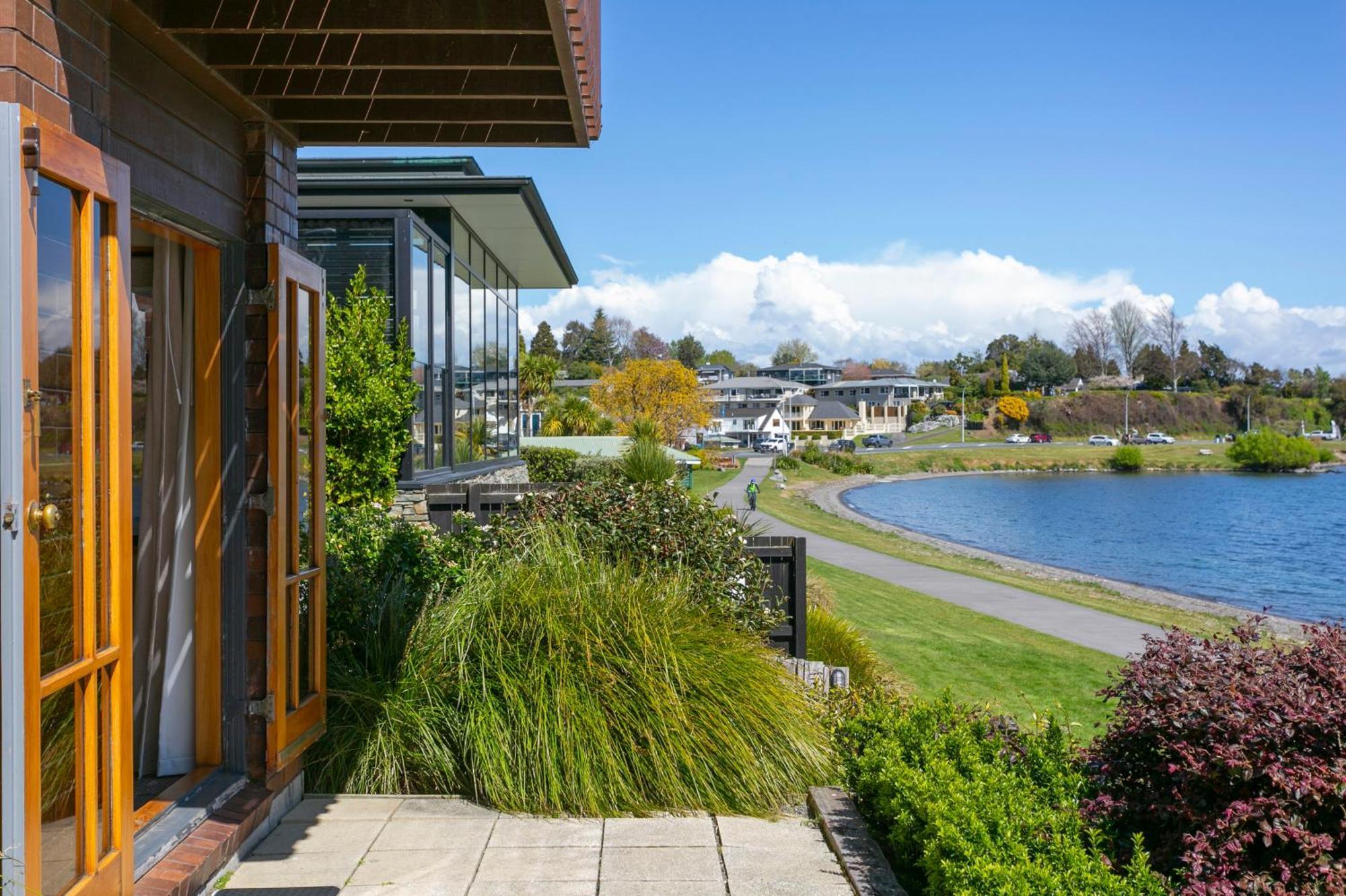 Cascades Lakefront Motel Taupo Exterior foto View of the lake from the library
