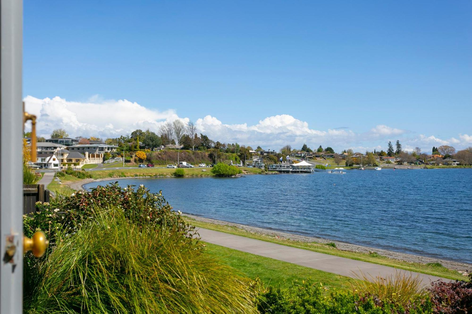 Cascades Lakefront Motel Taupo Exterior foto View of Lake Stevens